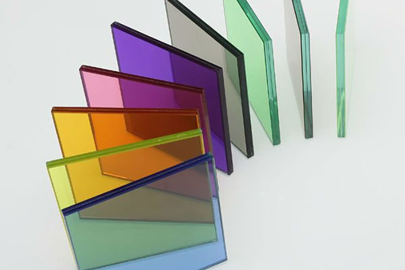 A wide range of contemporary colors is placed on the internal side of the transparent glass sheet.