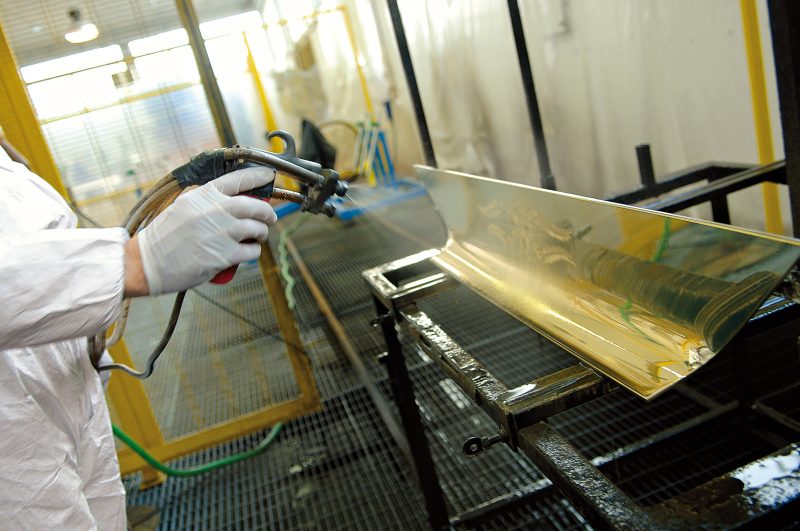 This process consists of depositing metallic silver through the precipitation of silver nitrate on the parts.
