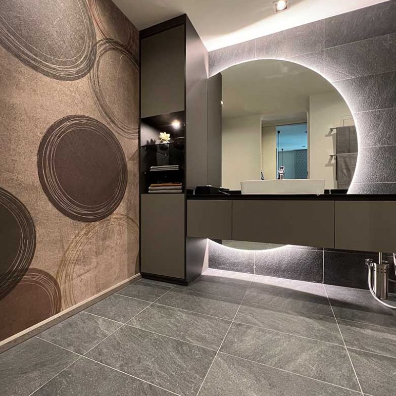 Bathroom with wall paper Instabilelab and round mirror