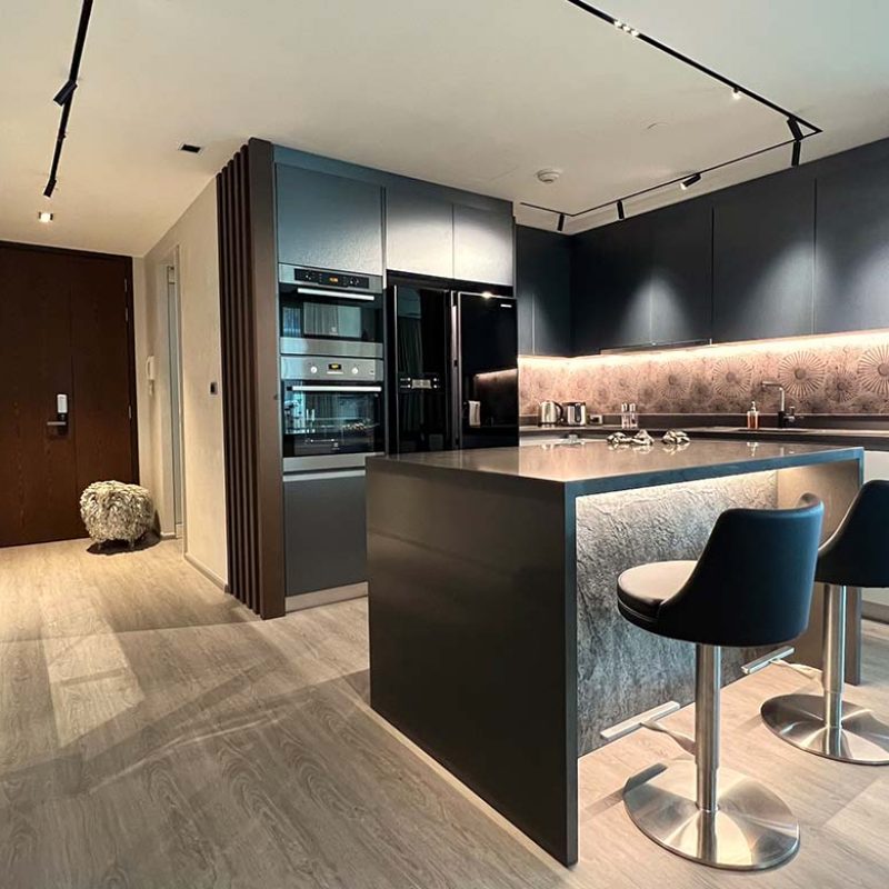 Entrance with kitchen bar Elementi Interiors