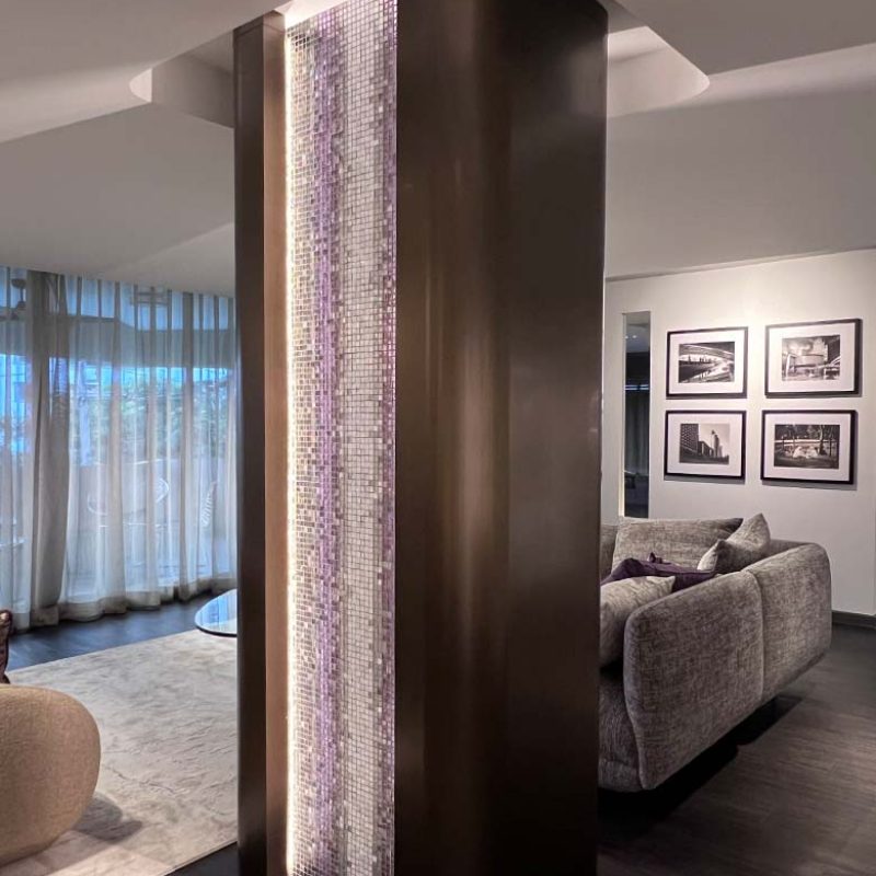 Pillar Sicis mosaic | Bronze steel detail